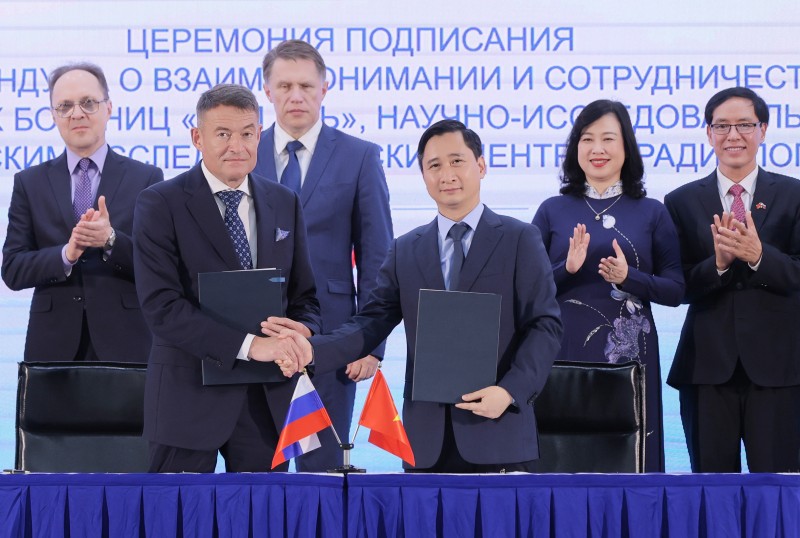 Ông Andrey Kaprin - Tổng giám đốc Trung tâm Y học Quốc gia về Xạ trị - Viện Hertsen Liên bang Nga trao đổi văn kiện hợp tác với ông Ngô Chí Dũng, Chủ tịch HĐQT Hệ thống BVĐK Tâm Anh và Viện Nghiên cứu Tâm Anh (TAMRI) tại lễ ký kết chiều 12/9, với sự chứng kiến của Bộ trưởng Bộ Y tế Liên bang Nga Mikhail Albertovich Murashko và Bộ trưởng Bộ Y tế Đào Hồng Lan. Ảnh: BVĐK Tâm Anh
