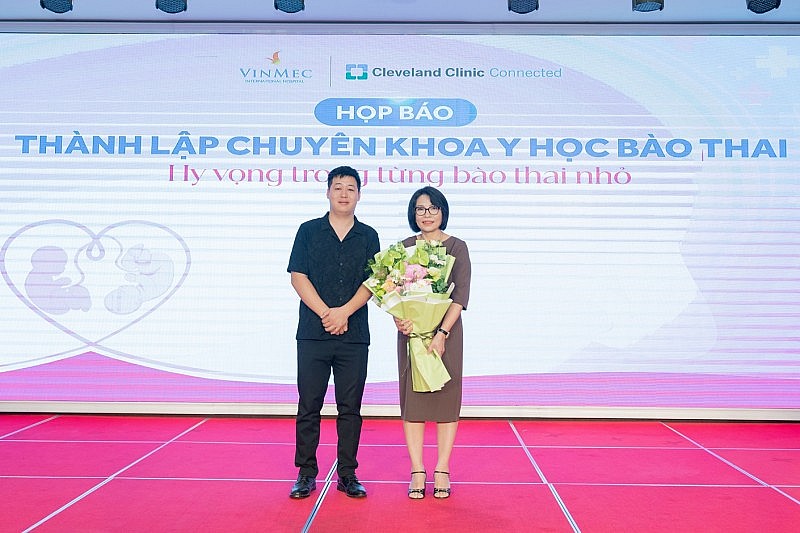 Hai bé gái chào đời khỏe mạnh sau ca can thiệp bào thai hiếm thấy tại Vinmec