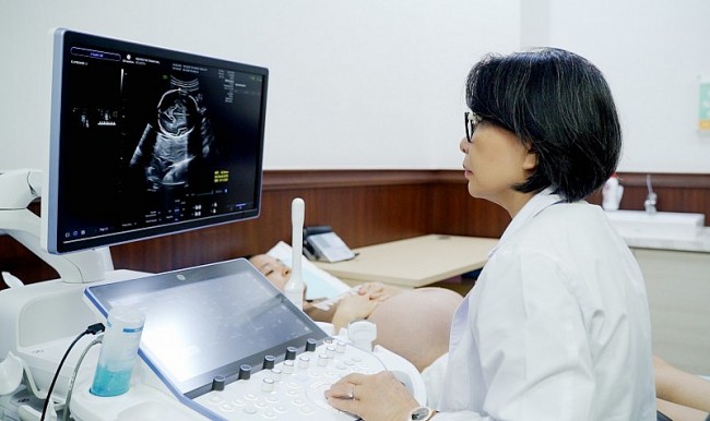 Hai bé gái chào đời khỏe mạnh sau ca can thiệp bào thai hiếm thấy tại Vinmec