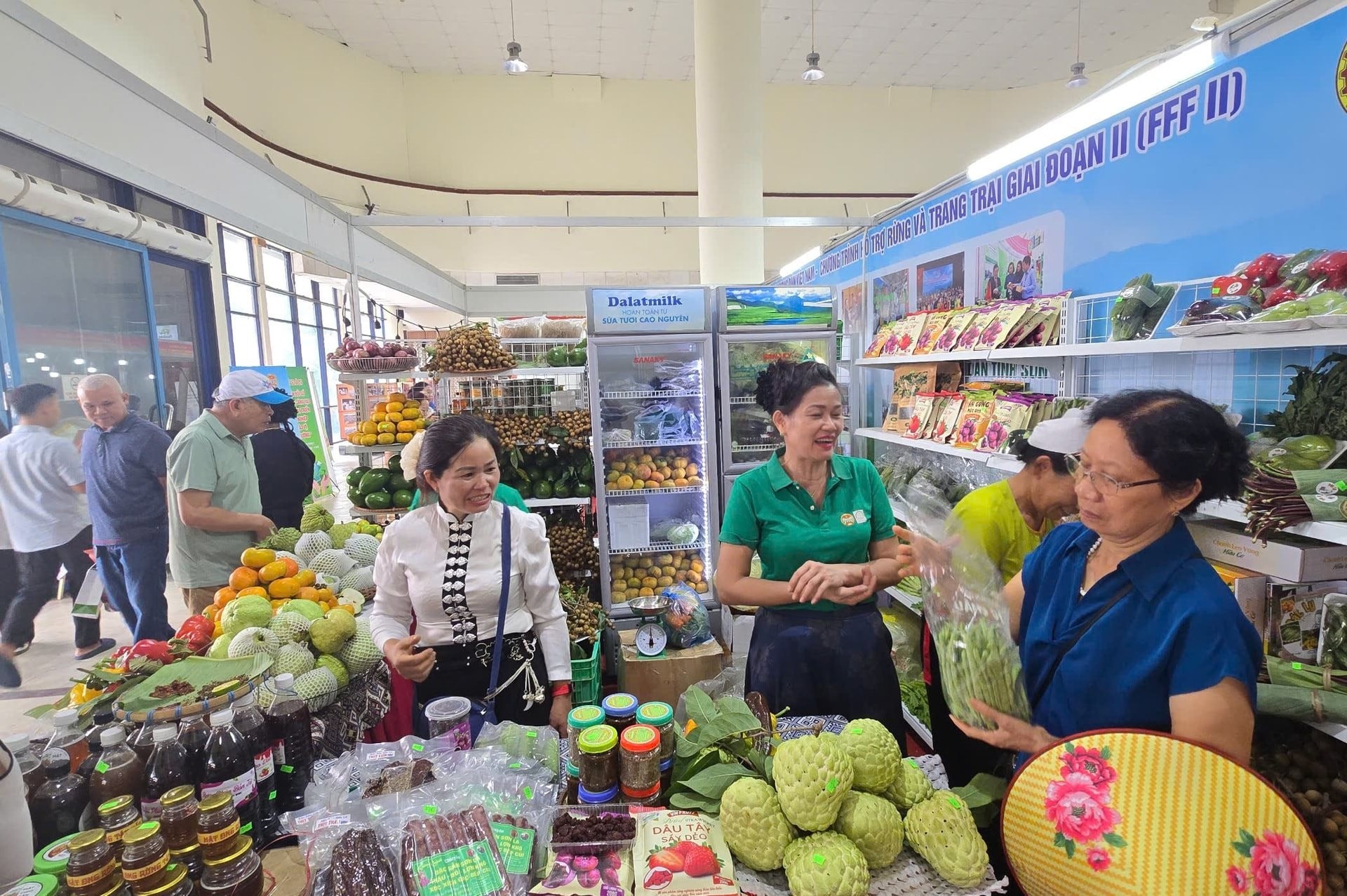Các sản phẩm xanh, sạch được hỗ trợ từ Chương trình hỗ trợ rừng và trang trại. (Ảnh: 