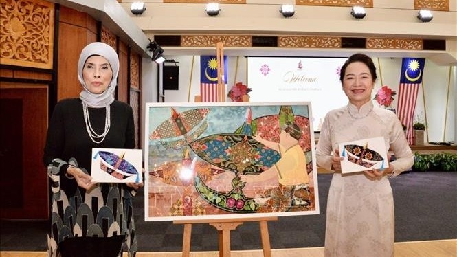 Phu nhân Chủ tịch Quốc hội thăm trẻ tự kỷ, làm đồ thủ công tại Malaysia