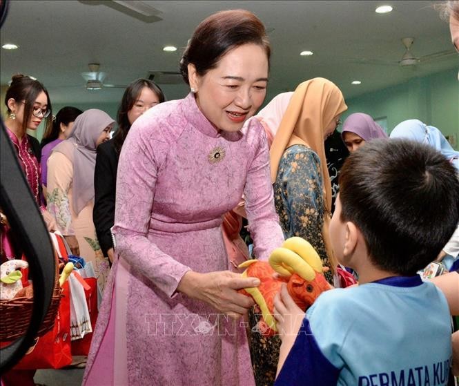 Phu nhân Chủ tịch Quốc hội thăm trẻ tự kỷ, làm đồ thủ công tại Malaysia