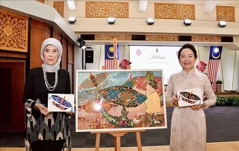 Phu nhân Chủ tịch Quốc hội thăm trẻ tự kỷ, làm đồ thủ công tại Malaysia