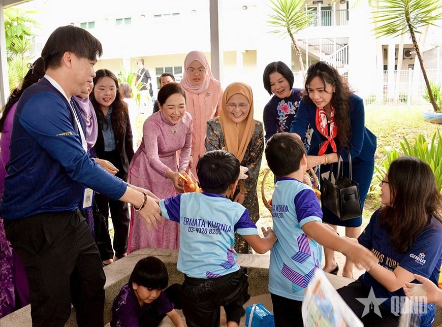Phu nhân Chủ tịch Quốc hội thăm trẻ tự kỷ, làm đồ thủ công tại Malaysia