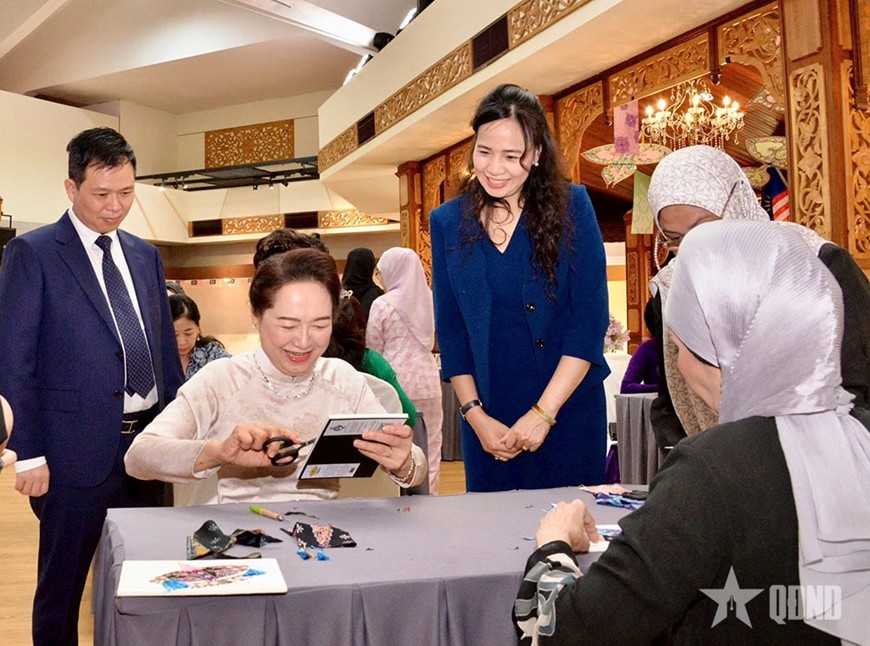 Phu nhân Chủ tịch Quốc hội thăm trẻ tự kỷ, làm đồ thủ công tại Malaysia