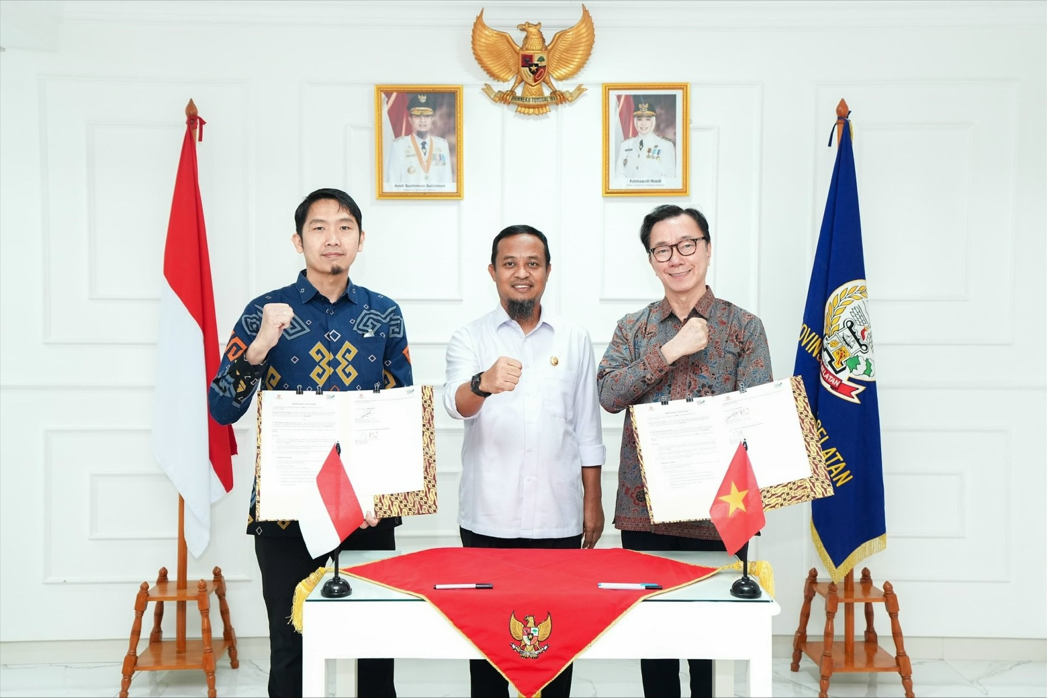 Chú thích ảnh: Lễ ký kết hợp tác có sự tham dự của ông Andi Sudirman Sulaiman, Thống đốc tỉnh Nam Sulawesi (đứng giữa), và các lãnh đạo cấp cao của hai doanh nghiệp.