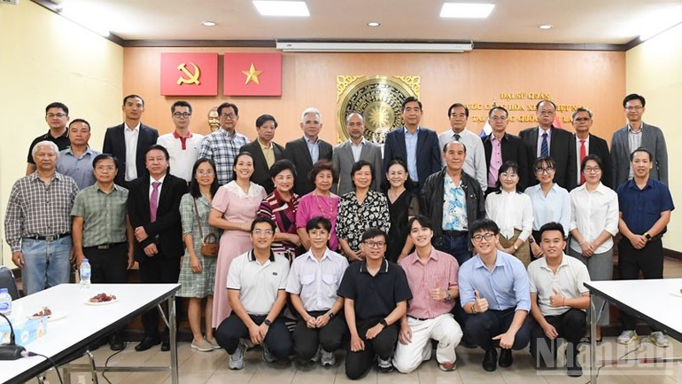 Đông đảo kiều bào, sinh viên, chuyên gia, trí thức Việt Nam tại Thái Lan tham dự cuộc gặp. (Ảnh: MINH THẮNG)