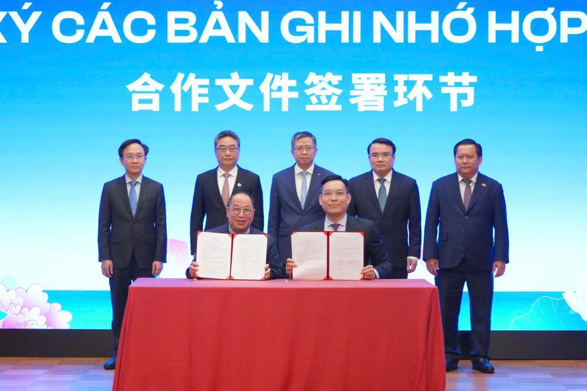 doanh nghiệp hai bên trao đổi, ký kết các biên bản ghi nhớ hợp tác