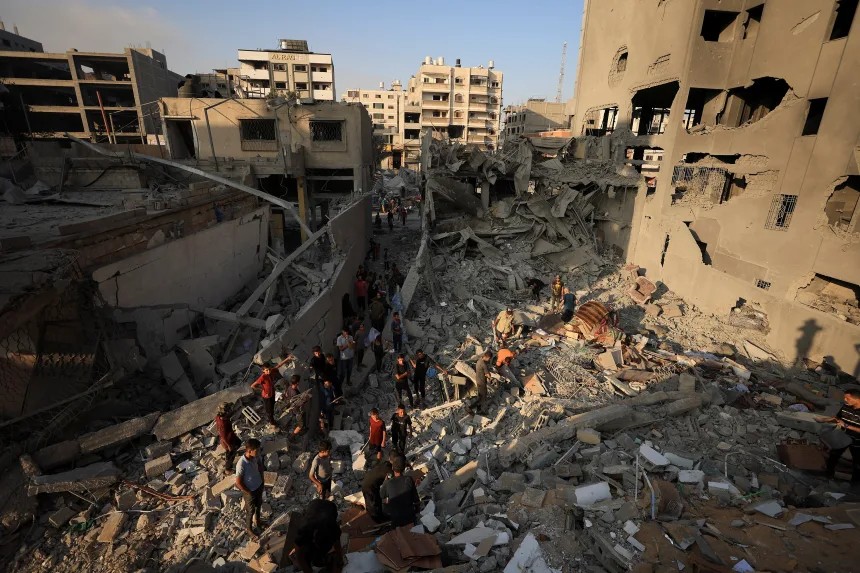 Người dân Palestine kiểm tra hiện trường sau cuộc không kích của Israel phá hủy tòa tháp dân cư Al-Jundi al-Majhoul, Thành phố Gaza, ngày 15/9/2025. (Ảnh: Reuters)