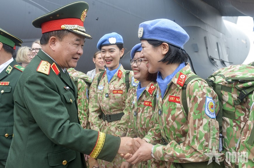  Thượng tướng Hoàng Xuân Chiến động viên cán bộ, nhân viên lên đường thực hiện nhiệm vụ. (Ảnh: Báo Quân đội nhân dân)