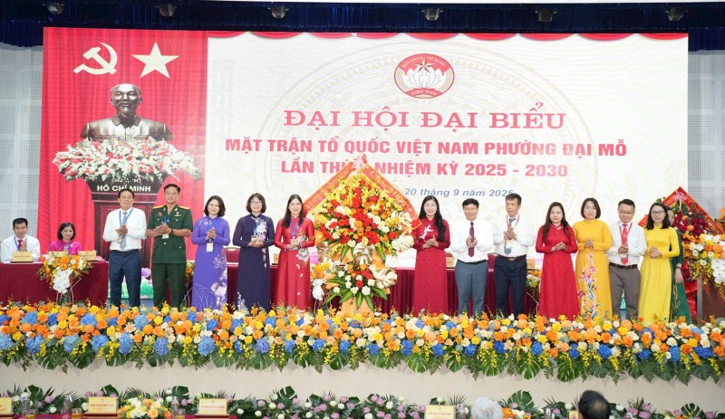 Chủ tịch Ủy ban MTTQ Việt Nam thành phố Hà Nội Nguyễn Lan Hương tặng hoa chúc mừng Đại hội. (Ảnh: T.L)