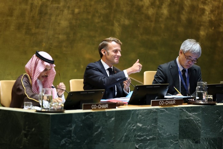 Ngoại trưởng Saudi Arabia Faisal bin Farhan Al Saud (trái) và Tổng thống Pháp Emmanuel Macron (giữa) đồng chủ trì Hội nghị Thượng đỉnh Liên hợp quốc về người Palestine, trong khuôn khổ Đại hội đồng Liên hợp quốc ở New York vào ngày 22-9 - Ảnh: AFP