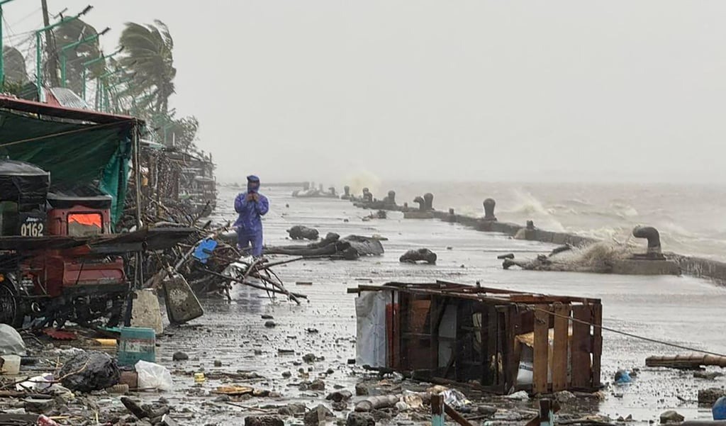 siêu bão Ragasa gây ra ở thị trấn Aparri, tỉnh Cagayan, Philippines ngày 22/9. Ảnh: AFP