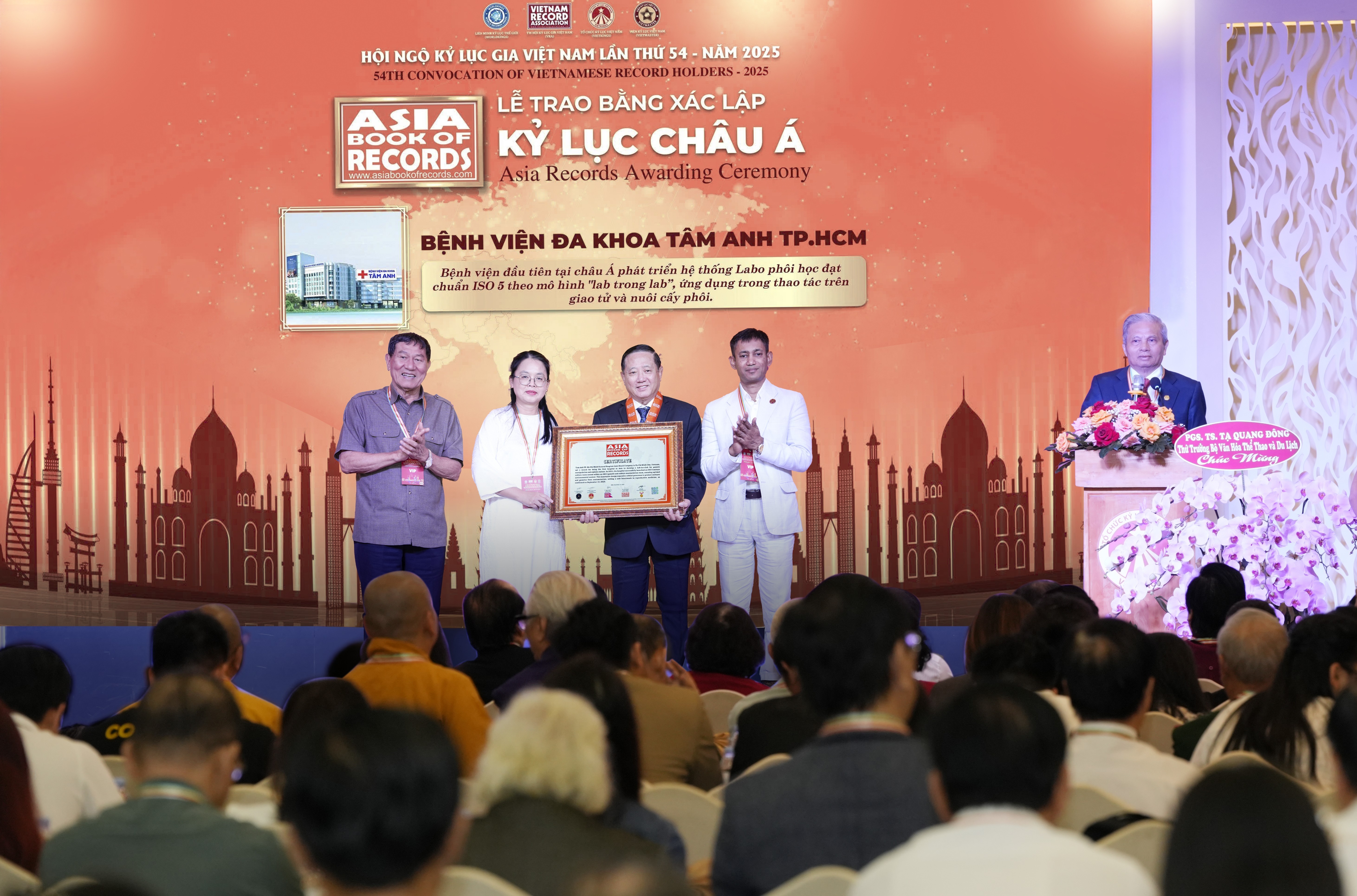 Labo phôi học thụ tinh ống nghiệm của Việt Nam được vinh danh Kỷ lục châu Á