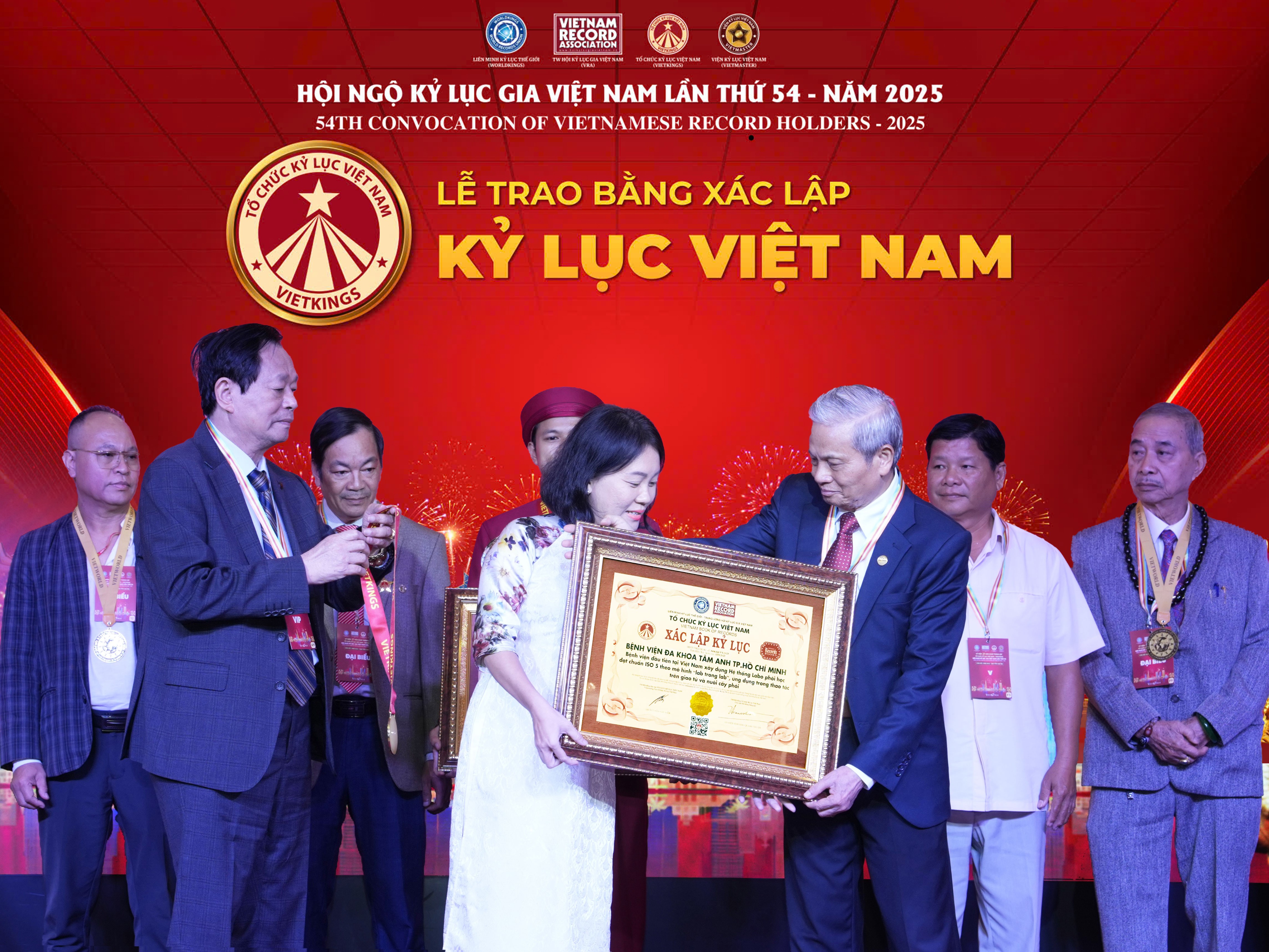 ThS Nguyễn Ngọc Quỳnh, Trưởng Lab - Trung tâm Hỗ trợ sinh sản, Bệnh viện Đa khoa Tâm Anh TP. HCM đại diện nhận bằng Kỷ lục Việt Nam. Ảnh: Thanh Luận. 