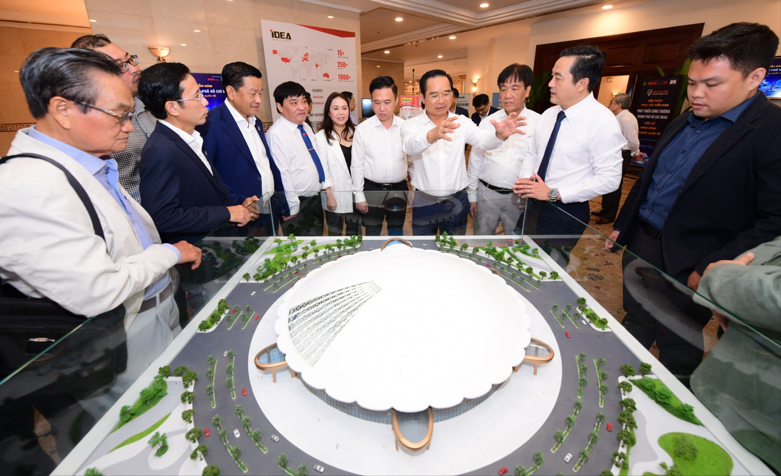 Chủ tịch UBND TP.HCM Nguyễn Văn Được trò chuyện cùng các chuyên gia trước thềm hội thảo (Ảnh: BTC