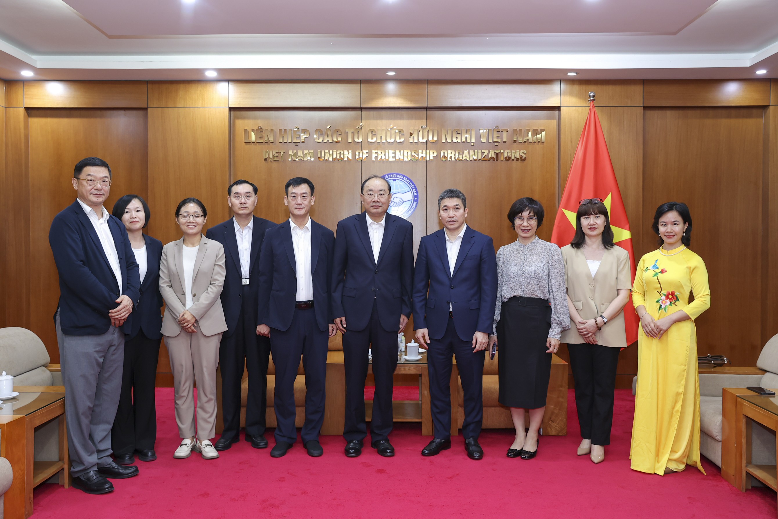 Các đại biểu chụp ảnh lưu niệm. (Ảnh: Đinh Hoà)