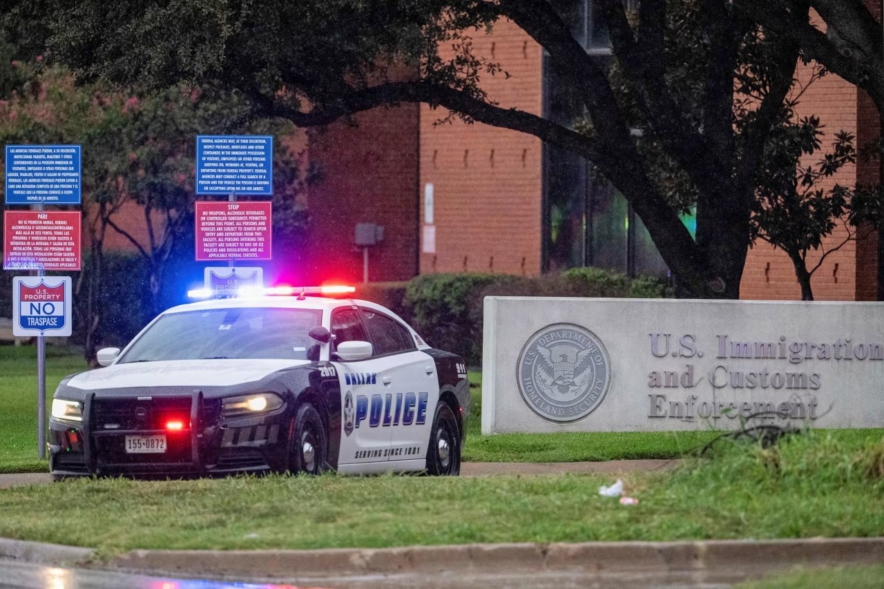 Xe cảnh sát bên ngoài Văn phòng Thực thi Di trú và Hải quan Mỹ (ICE) ở Dallas, ngày 24/9. Ảnh: Reuters
