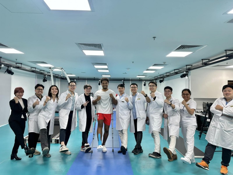 Ảnh 2: Nụ cười rạng rỡ Nguyễn Xuân Son cùng các bác sĩ Vinmec trong những ngày phục hồi chức năng
