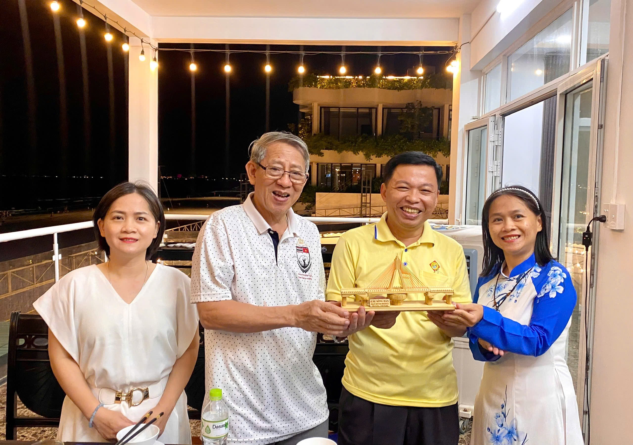 Ông Nguyễn Viết Loan, Phó Chủ tịch - Tổng Thư ký Hội hữu nghị Việt Nam - Thái Lan và ông Phạm Hữu Hoa, Chủ tịch Hội hữu nghị Việt Nam - Thái Lan thành phố Đà Nẵng tại cuộc trao đổi. (Ảnh: Anh  Tuấn)