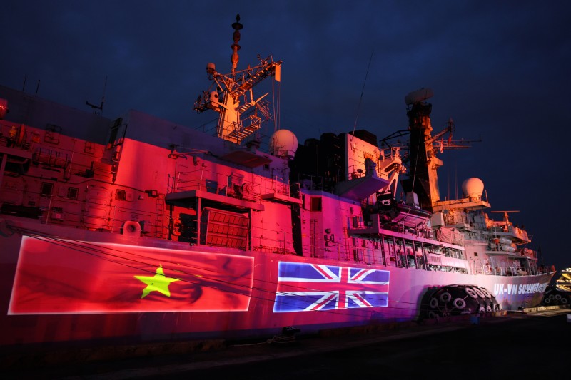 Cập cảng Nhà Rồng (TP.HCM) sáng ngày 22/09/2025, tàu hộ vệ đa nhiệm HMS Richmond của Hải quân Hoàng gia Anh, bắt đầu chuyến thăm hữu nghị TP.HCM. Chuyến thăm diễn ra đúng dịp Anh và Việt Nam kỷ niệm 15 năm thiết lập quan hệ Đối tác Chiến lược, nhấn mạnh cam kết ngoại giao và sự củng cố hợp tác an ninh, quốc phòng (Ảnh: Nguyễn Hoàng). Cập cảng Nhà Rồng (TP.HCM) sáng ngày 22/09/2025, tàu hộ vệ đa nhiệm HMS Richmond của Hải quân Hoàng gia Anh, bắt đầu chuyến thăm hữu nghị TP.HCM. Chuyến thăm diễn ra đúng dịp Anh và Việt Nam kỷ niệm 15 năm thiết lập quan hệ Đối tác Chiến lược, nhấn mạnh cam kết ngoại giao và sự củng cố hợp tác an ninh, quốc phòng (Ảnh: Nguyễn Hoàng).