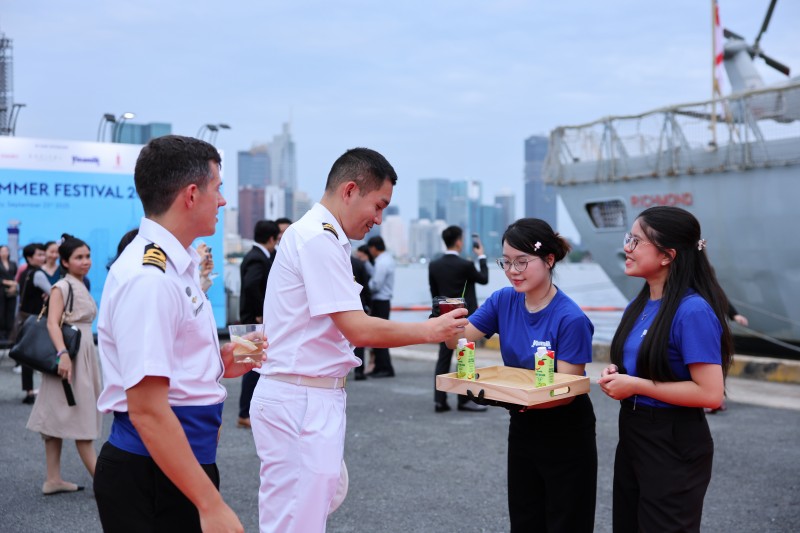 : “Đắt khách” không kém là những ly mocktail của nhà Vinamilk. Các sản phẩm nước ép từ những loại trái cây nhiệt đới được biến tấu theo những công thức độc đáo để giữ trọn hương vị tươi mát, trở thành dư vị khó quên trong lòng thực khách quốc tế (Ảnh: Nguyễn Hoàng)./. : “Đắt khách” không kém là những ly mocktail của nhà Vinamilk. Các sản phẩm nước ép từ những loại trái cây nhiệt đới được biến tấu theo những công thức độc đáo để giữ trọn hương vị tươi mát, trở thành dư vị khó quên trong lòng thực khách quốc tế (Ảnh: Nguyễn Hoàng)./.