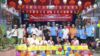 Nhóm thiện nguyện Trung Quốc cùng người già Việt Nam vui trung thu