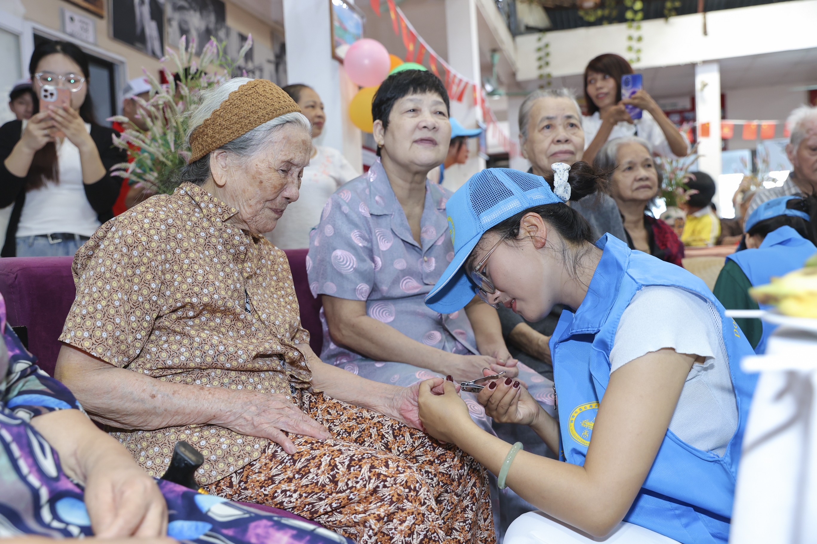 Nhóm thiện nguyện Trung Quốc cùng người già Việt Nam vui trung thu
