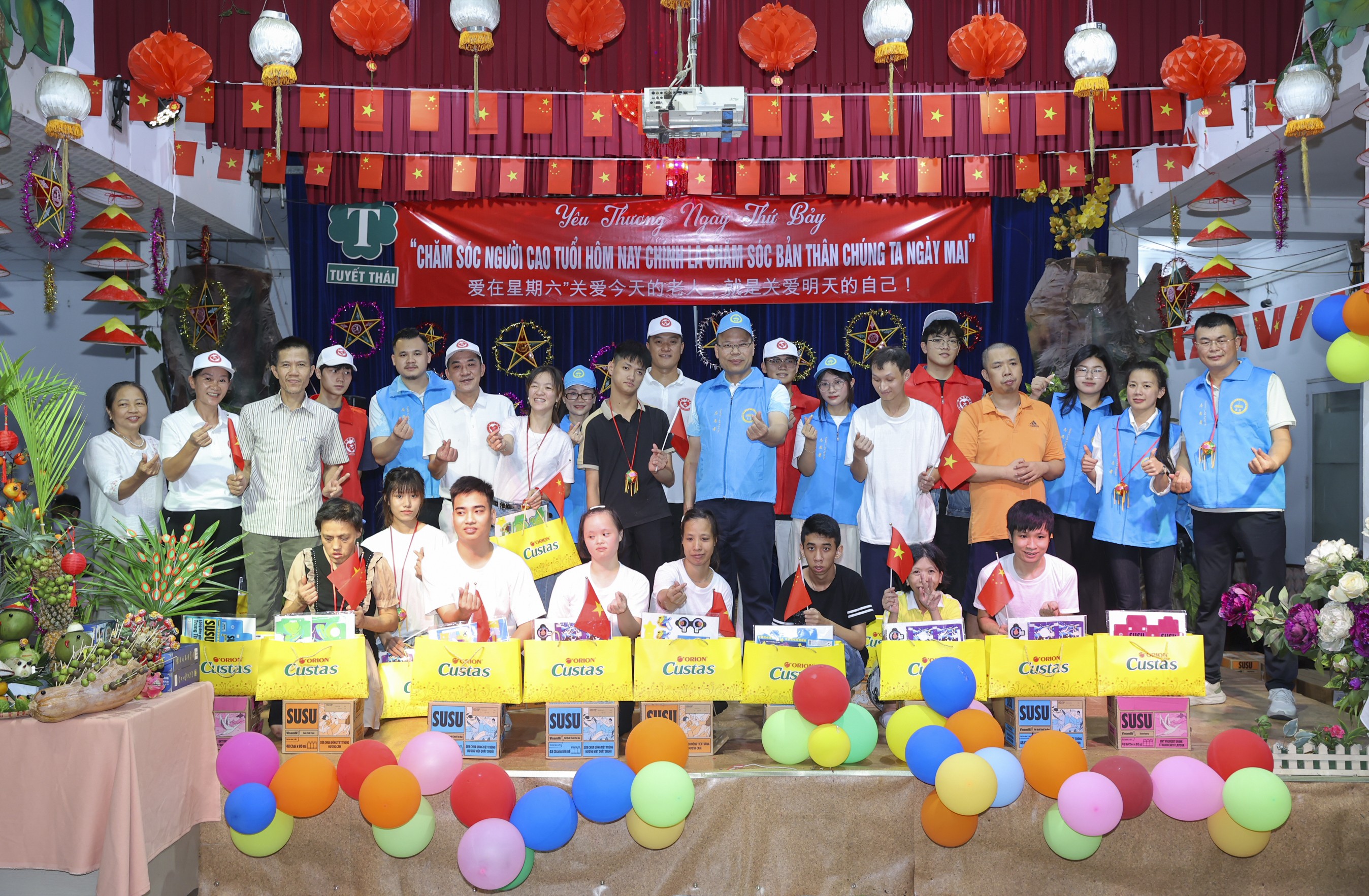 Nhóm thiện nguyện Trung Quốc cùng người già Việt Nam vui trung thu
