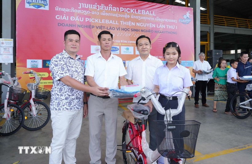 Tặng xe đạp và quà cho học sinh Lào khó khăn