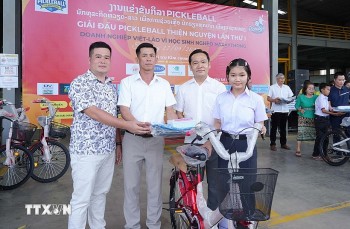 Tặng xe đạp và quà cho học sinh Lào khó khăn