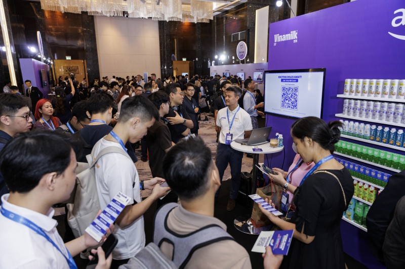 Ảnh 1A hoặc 1B: Gian hàng Vinamilk thu hút sự quan tâm của nhiều khách tham dự tại sự kiện AWS Cloud Day Việt Nam 2025 (Ảnh: AWS).