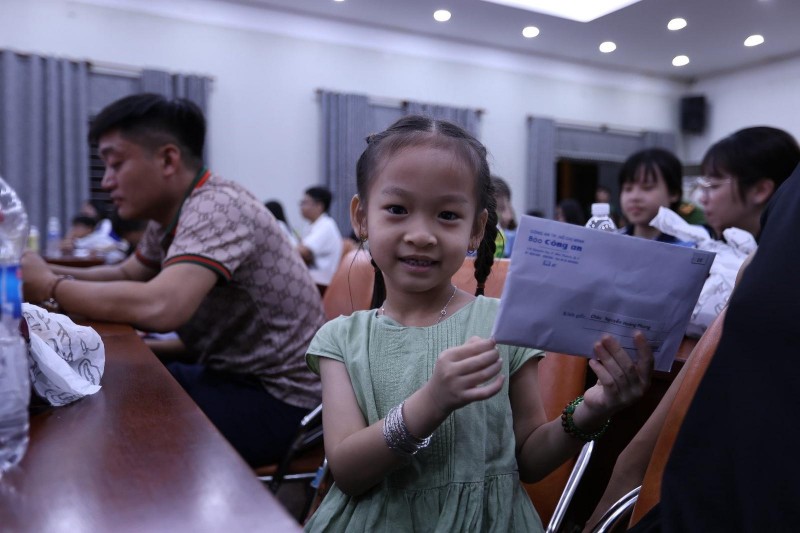 Các em nhỏ nhận hân hoan đón nhận học bổng từ chương trình.  Các em nhỏ nhận hân hoan đón nhận học bổng từ chương trình.