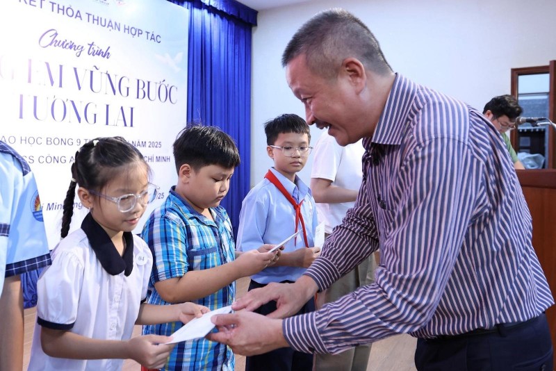 Ông Nguyễn Duy Hưng trao học bổng đến tận tay các em nhỏ.  Ông Nguyễn Duy Hưng trao học bổng đến tận tay các em nhỏ.