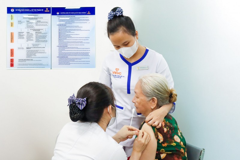  Người lớn tuổi có nguy cơ cao mắc các bệnh viêm đường hô hấp và trở nặng tiêm vắc xin phòng bệnh tại VNVC. Ảnh: Mộc Thảo