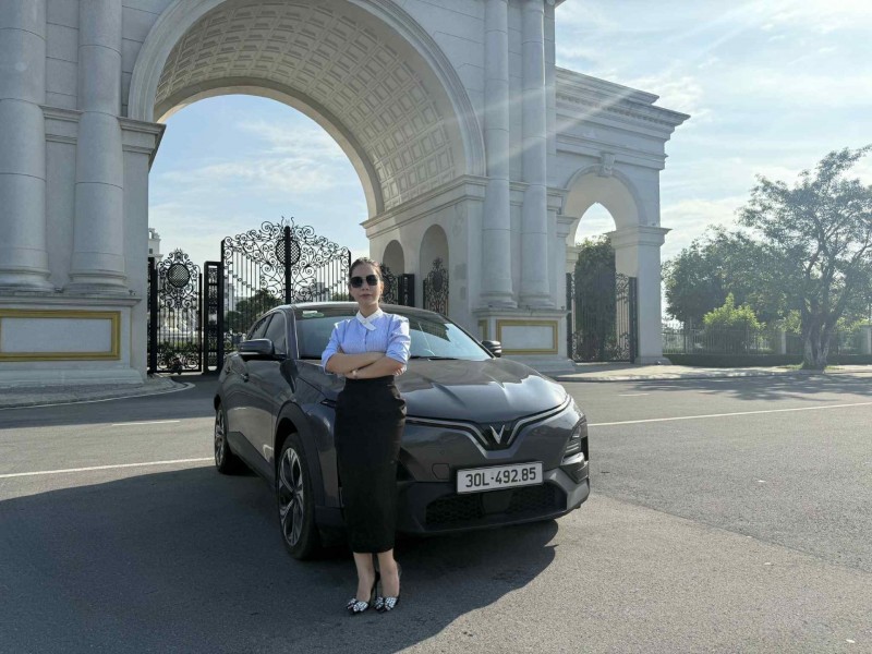 Lái VinFast VF 6 hơn 7.000 km suốt 10 tháng, nữ chủ xe chia sẻ: “Cuộc đời như sang trang từ khi mua xe điện”