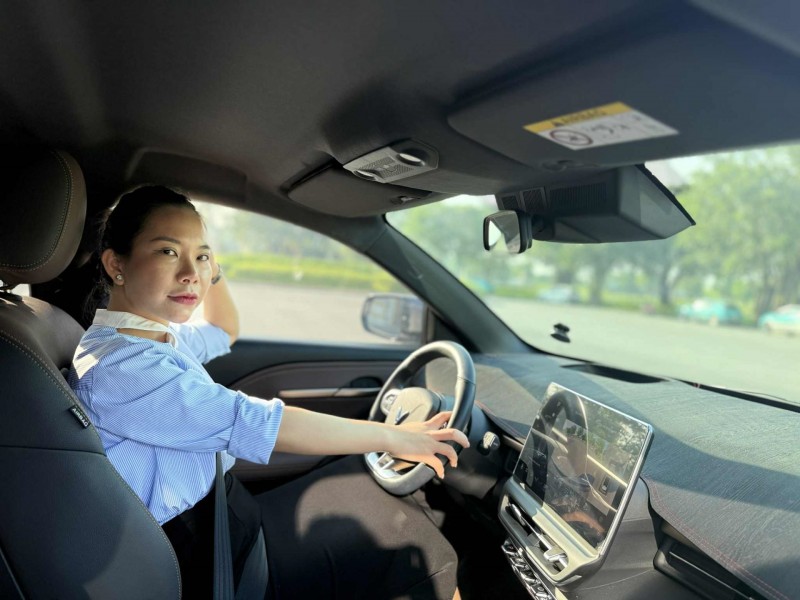 Chị Loan cho rằng các tính năng ADAS trên xe VF 6 giúp chị tự tin cầm lái quãng đường dài.