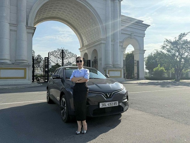 Lái VinFast VF 6 hơn 7.000 km suốt 10 tháng, nữ chủ xe chia sẻ: “Cuộc đời như sang trang từ khi mua xe điện”