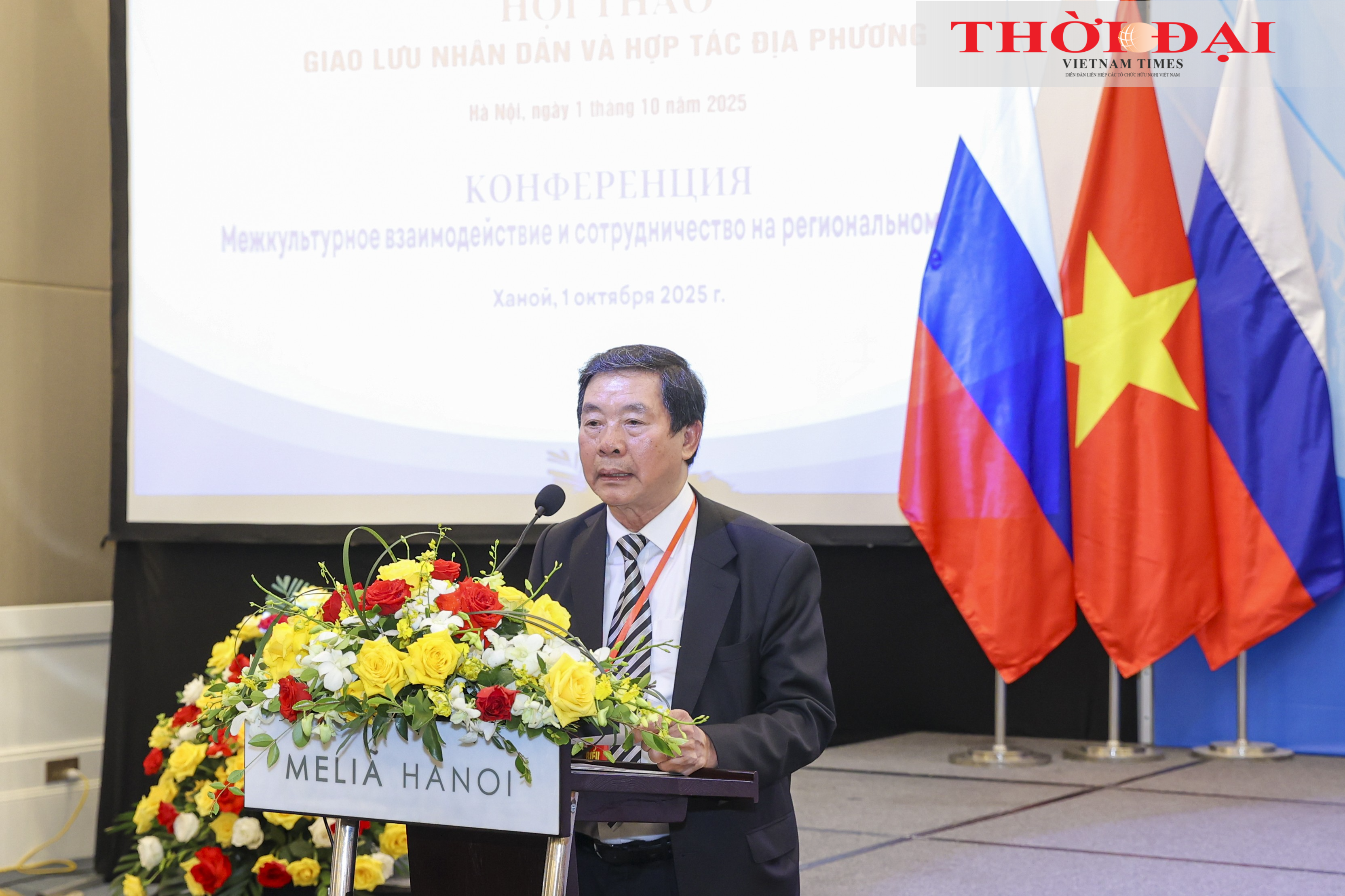 Phó Chủ tịch Thường trực Hội hữu nghị Việt - Nga Triịnh Quốc Khánh trình bày tham luận tại Hội thảo. (Ảnh: Đinh Hòa)
