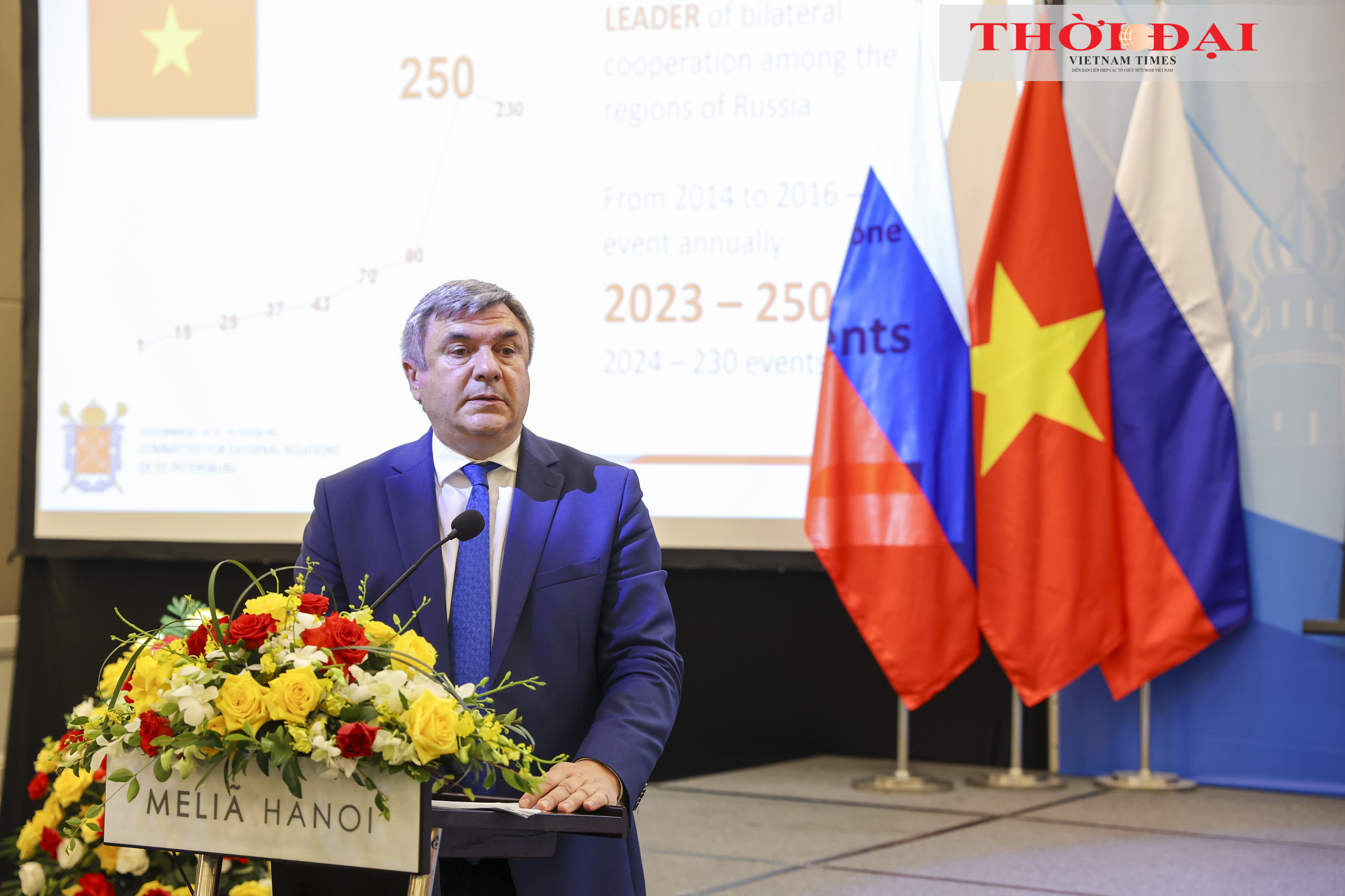Ông Vyacheslav G. Kalganov, Phó Chủ tịch Ủy ban Đối ngoại Saint Petersburg triình bày tham luận tại Hội thảo. (Ảnh: Đinh Hòa)