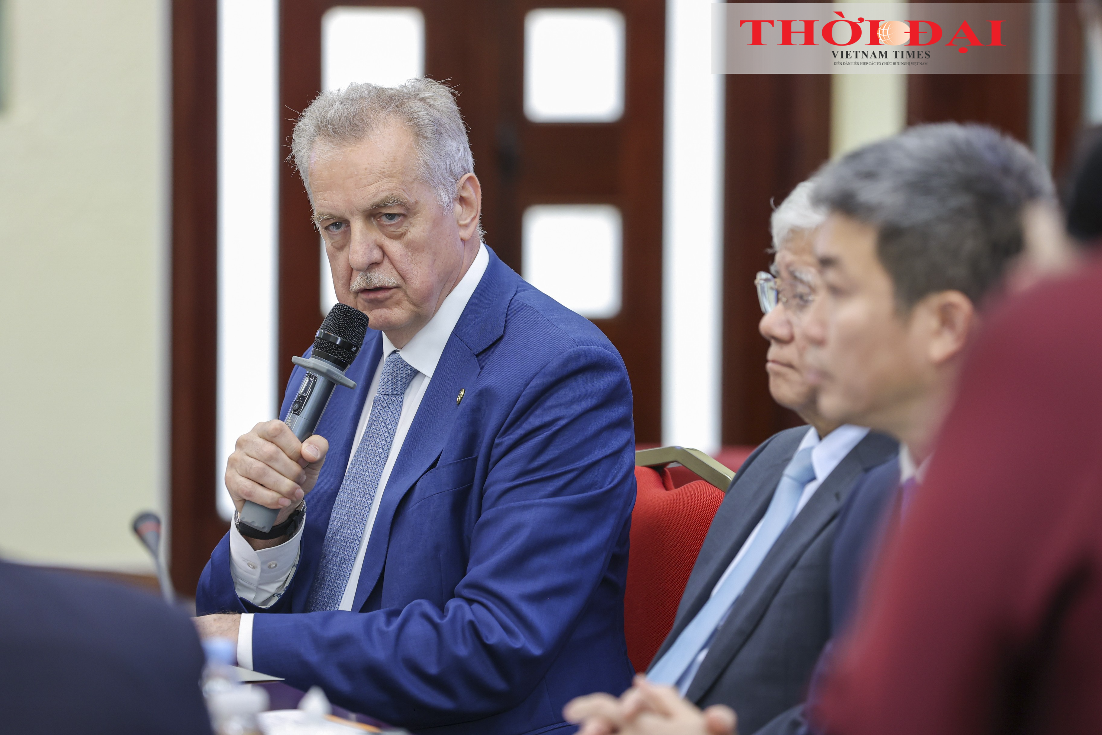 Ông Evgeny Grigoriev, Chủ tịch Ủy ban Đối ngoại Saint Petersburg, chia sẻ tại buổi gặp gỡ. (Ảnh: Đinh Hòa)