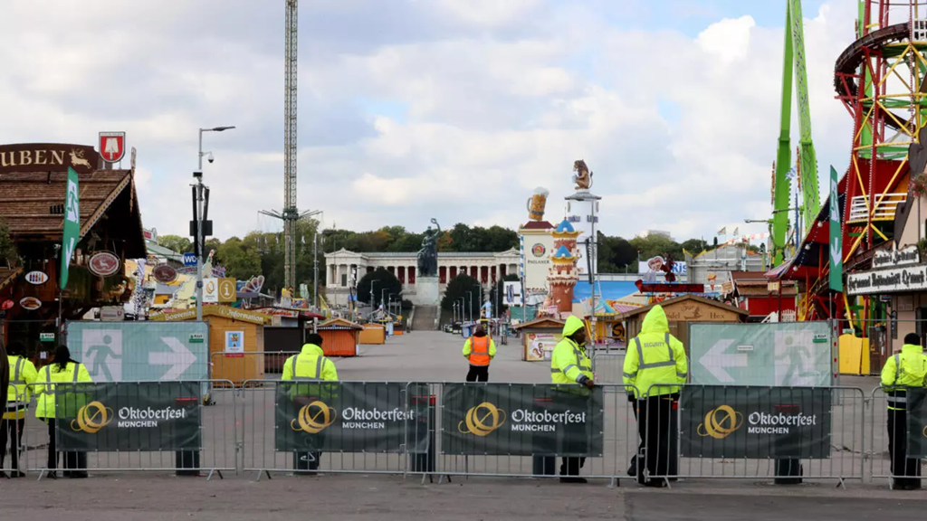 Các nhân viên an ninh tại khu vực Lễ hội bia Oktoberfest ngày 1/10/2025 tại Munich. Ảnh: AFP
