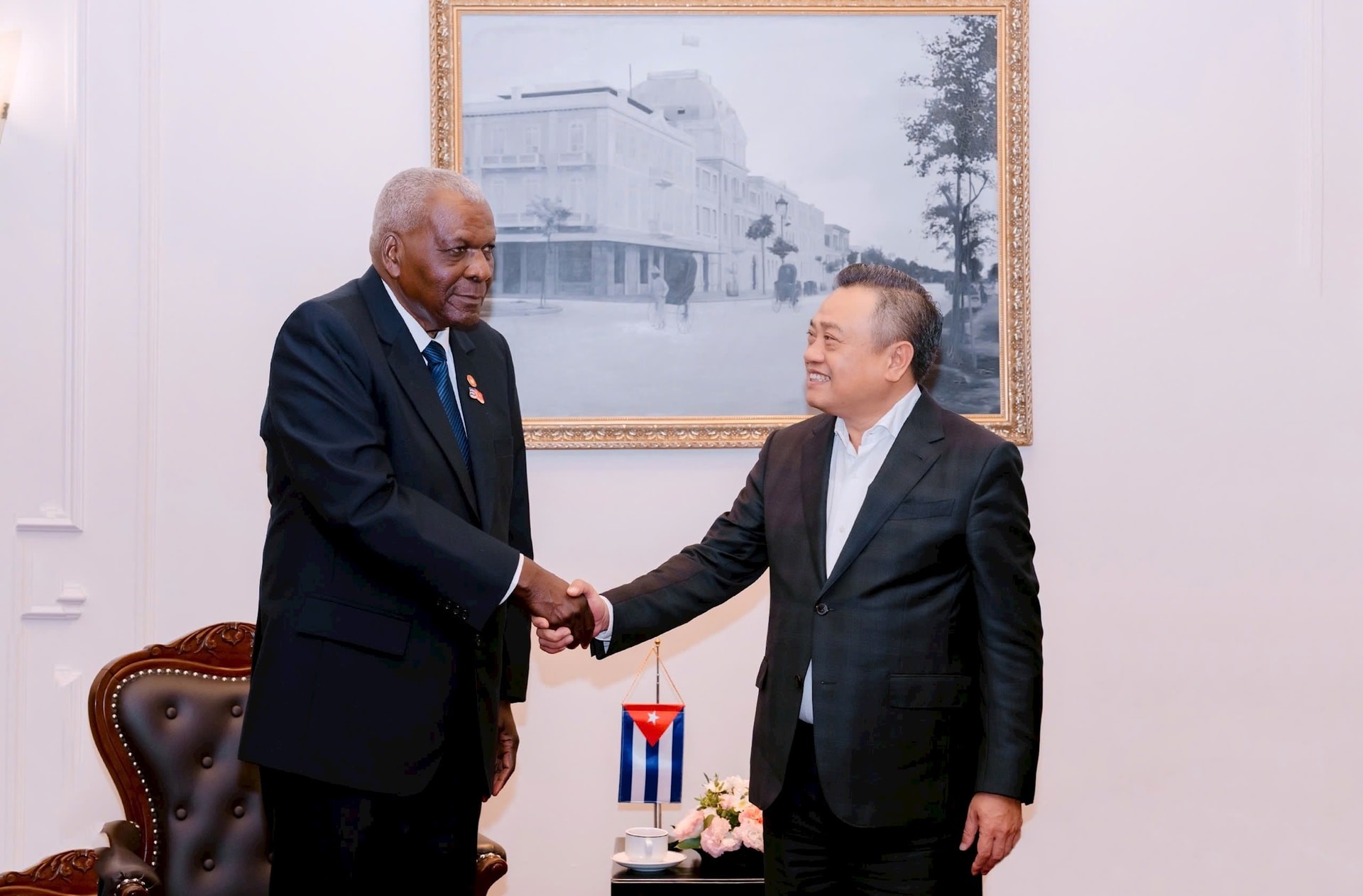Chủ tịch Uỷ ban nhân dân thành phố Hà Nội Trần Sỹ Thanh và Chủ tịch Quốc hội Cuba Esteban Lazo Hernández tại buổi tiếp. (Ảnh: Báo Hà Nội mới)