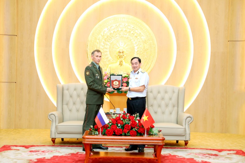 Phó Đô đốc Trần Thanh Nghiêm tặng Đại tá Sergey Vladimirovich Belosludtsev biểu trưng Hải quân nhân dân Việt Nam