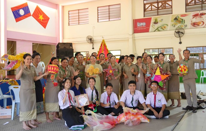 Thầy và trò Trường song ngữ Lào-Việt Nam Nguyễn Du, thể hiện niềm vui khi được tự tay chuẩn bị cho Đêm hội Trăng rằm Trung Thu.