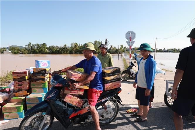Mỳ tôm, nước uống và các nhu yếu phẩm được tập kết nơi khô ráo, sẵn sàng tiếp tế cho bà con vùng lũ Nông Cống. (Ảnh: TTXVN)