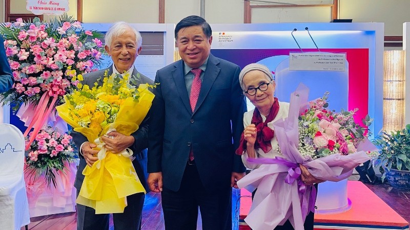 Hai Giáo sư Việt Nam nhận Huân chương Bắc đẩu Bội tinh bậc Sĩ quan của Pháp