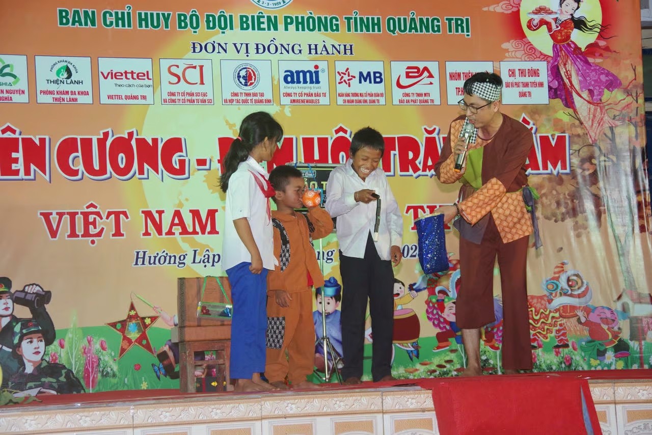 Thiếu nhi Việt - Lào đón Trung thu tại biên giới Quảng Trị