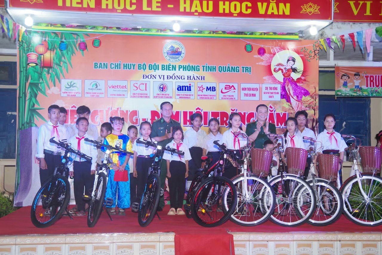 Thiếu nhi Việt - Lào đón Trung thu tại biên giới Quảng Trị