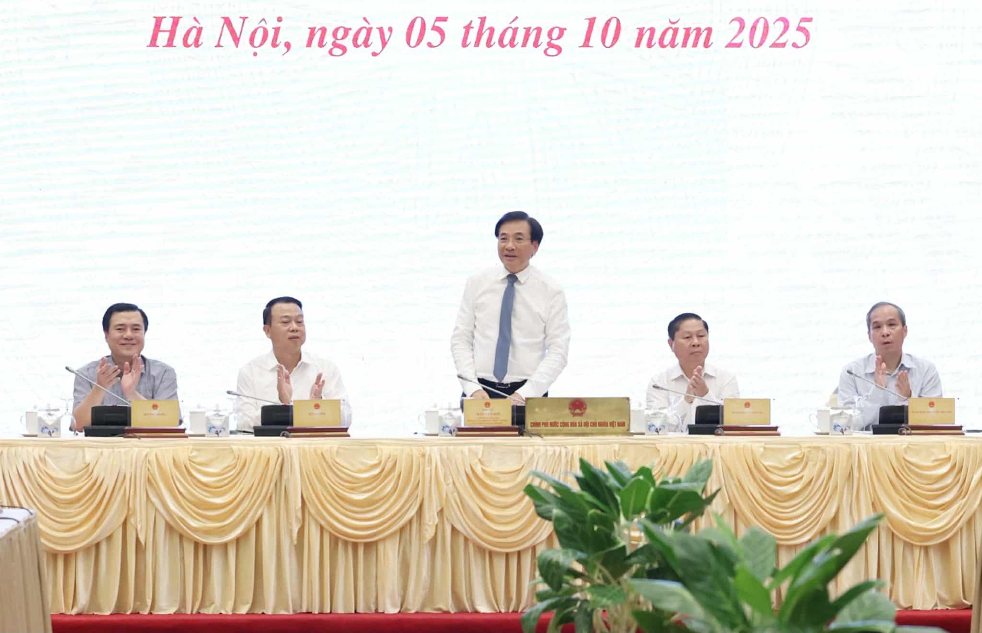 Bộ trưởng, Chủ nhiệm Văn phòng Chính phủ Trần Văn Sơn, Người phát ngôn của Chính phủ chủ trì họp báo Chính phủ thường kỳ tháng 9. (Ảnh: VGP